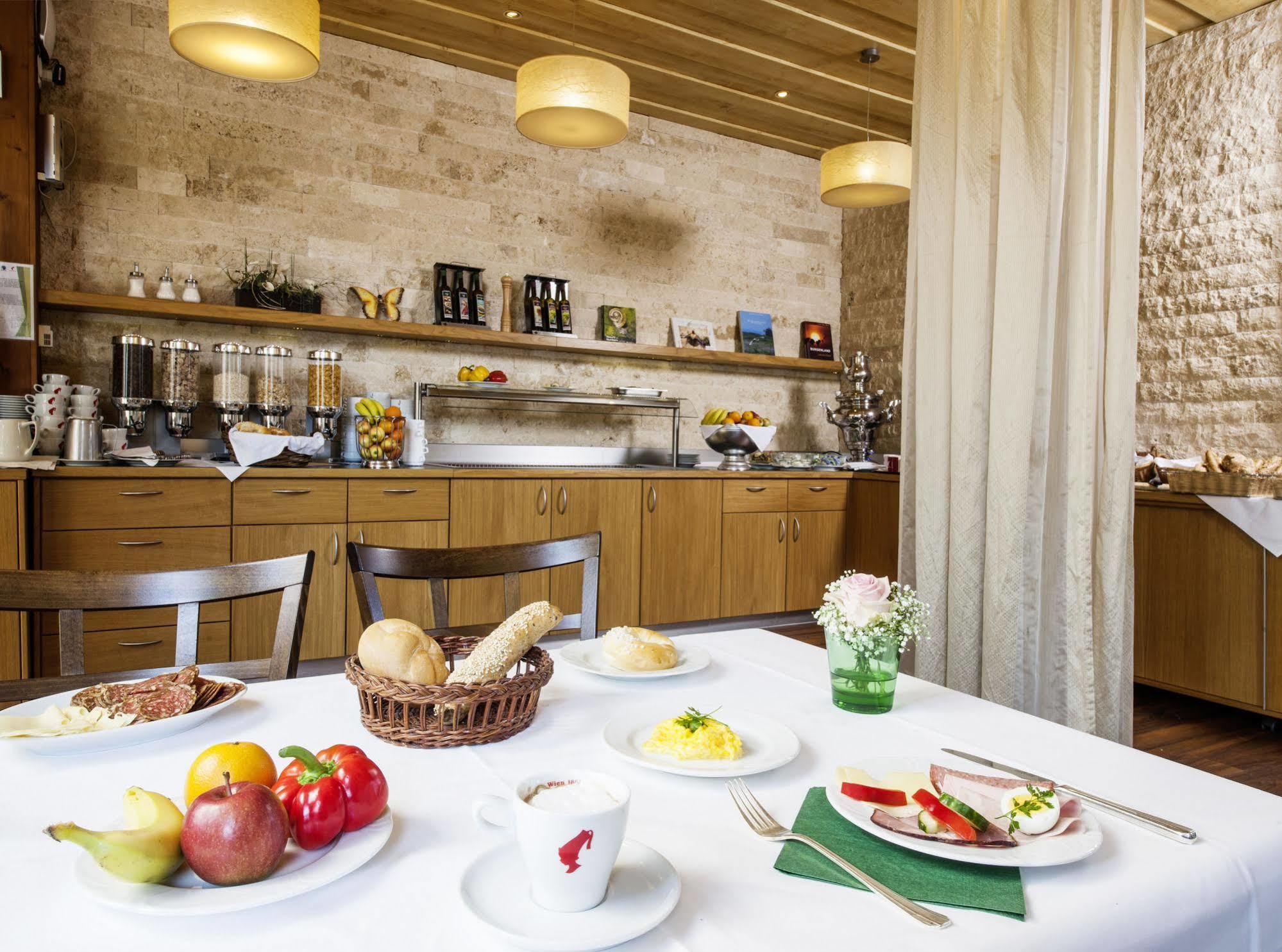 Hotel Zur Post Illmitz Ngoại thất bức ảnh