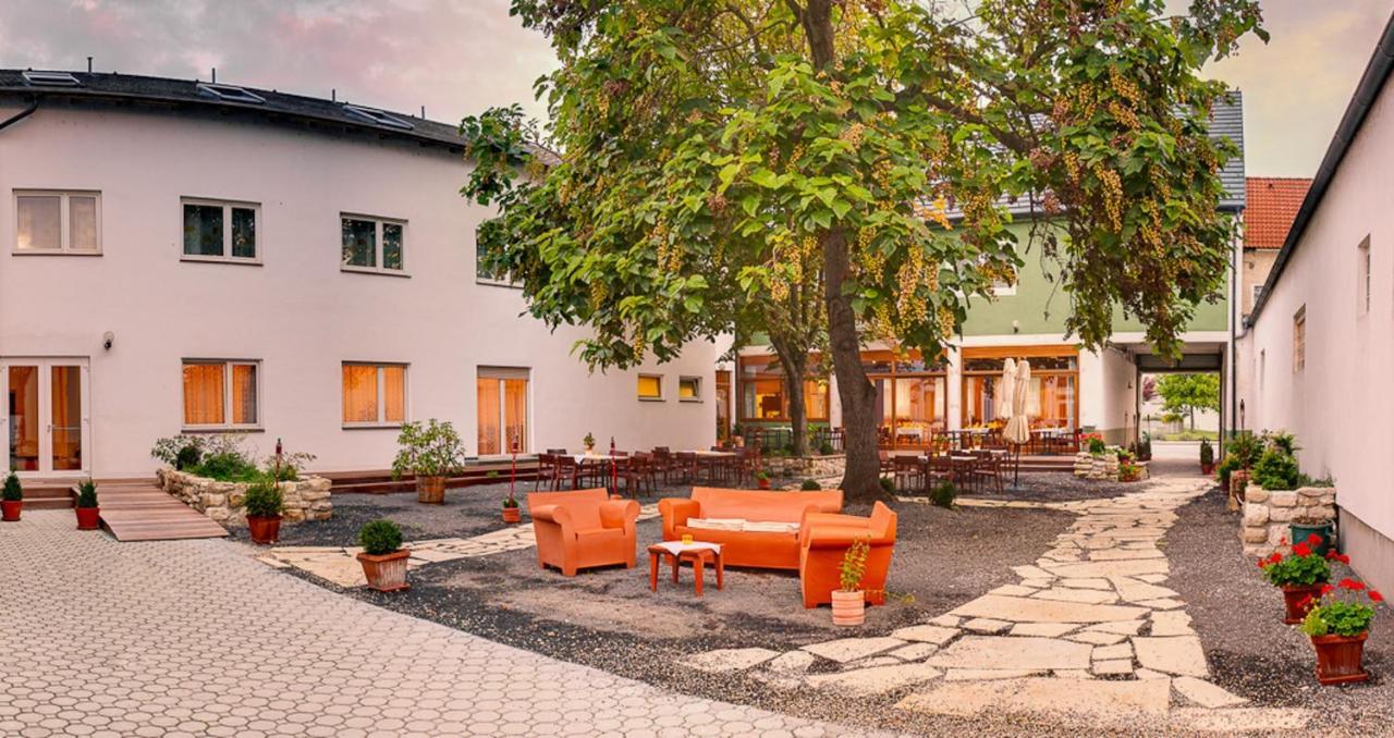 Hotel Zur Post Illmitz Ngoại thất bức ảnh